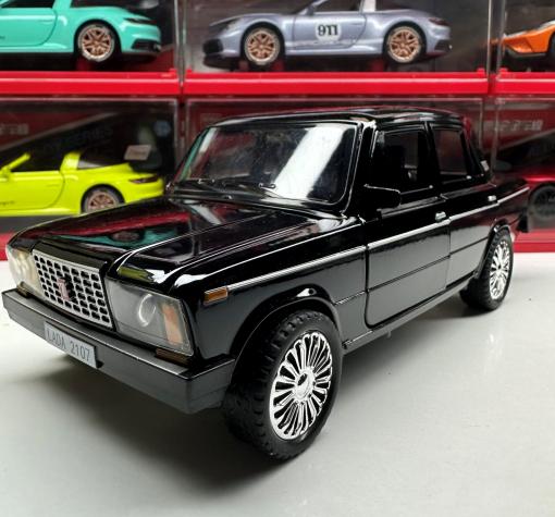 Метална кола с отварящи се врати капаци светлини и звуци LADA 2107 1:18