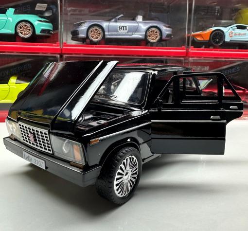 Метална кола с отварящи се врати капаци светлини и звуци LADA 2107 1:18 — снимка 2