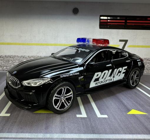Метална кола с отварящи се врати капаци светлини и звуци BMW M8 POLICE 1:32 — снимка 4