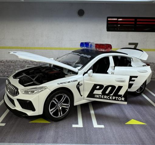 Метална кола с отварящи се врати капаци светлини и звуци BMW M8 POLICE 1:32 — снимка 2