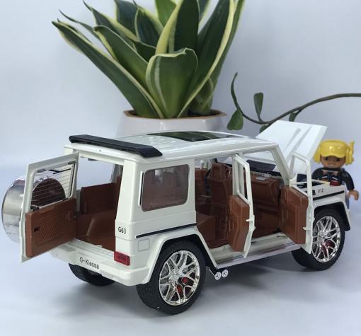 Метален джип с отварящи се врати капаци светлини и звуци Mercedes Benz G-Class G63 1:24 - бял — снимка 3